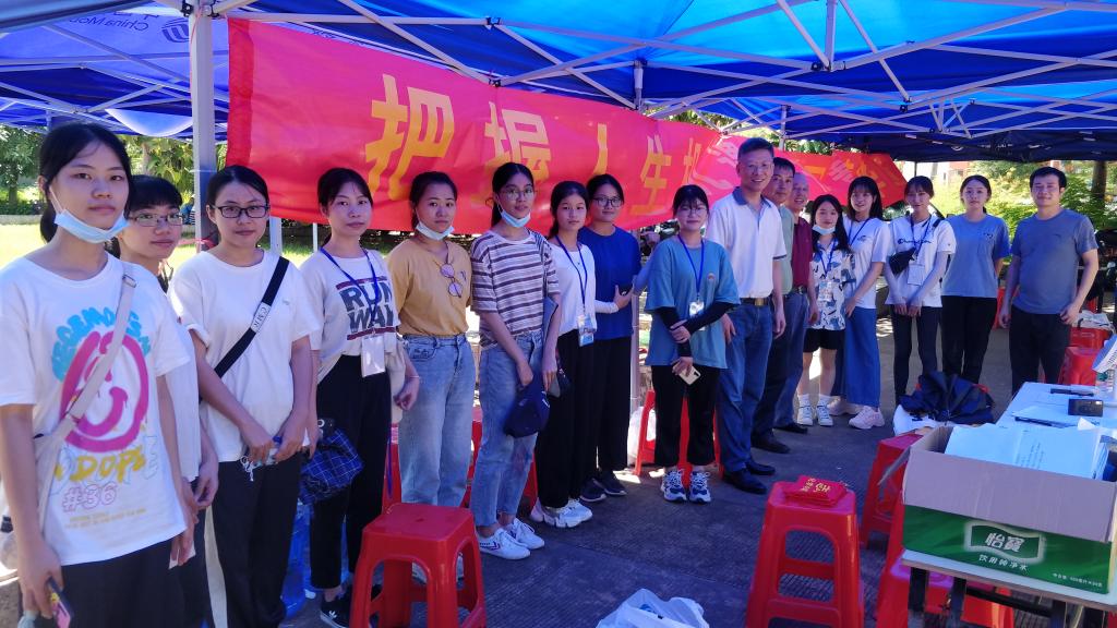 学院领导与新生接待点师生合影